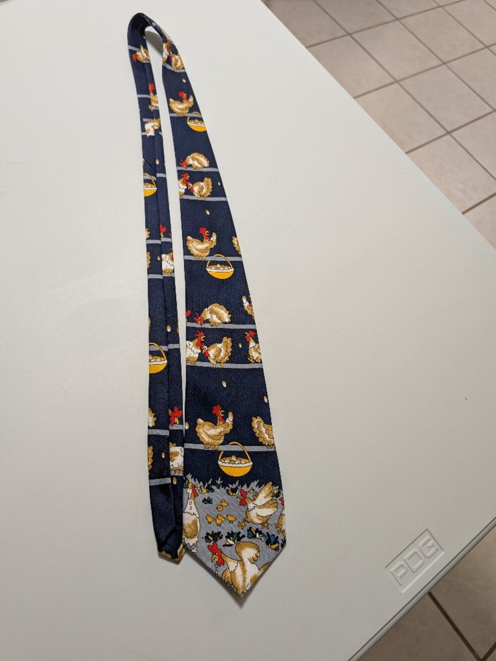 MENS VINTAGE HAND MADE TIE FEATURING CHICKENS AND EGGS BARNYARD SCENE
